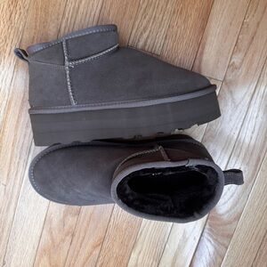 Women’s Cushionaire Hippy Cozy Platform Ankle Boot Brown Suede * NEVER worn